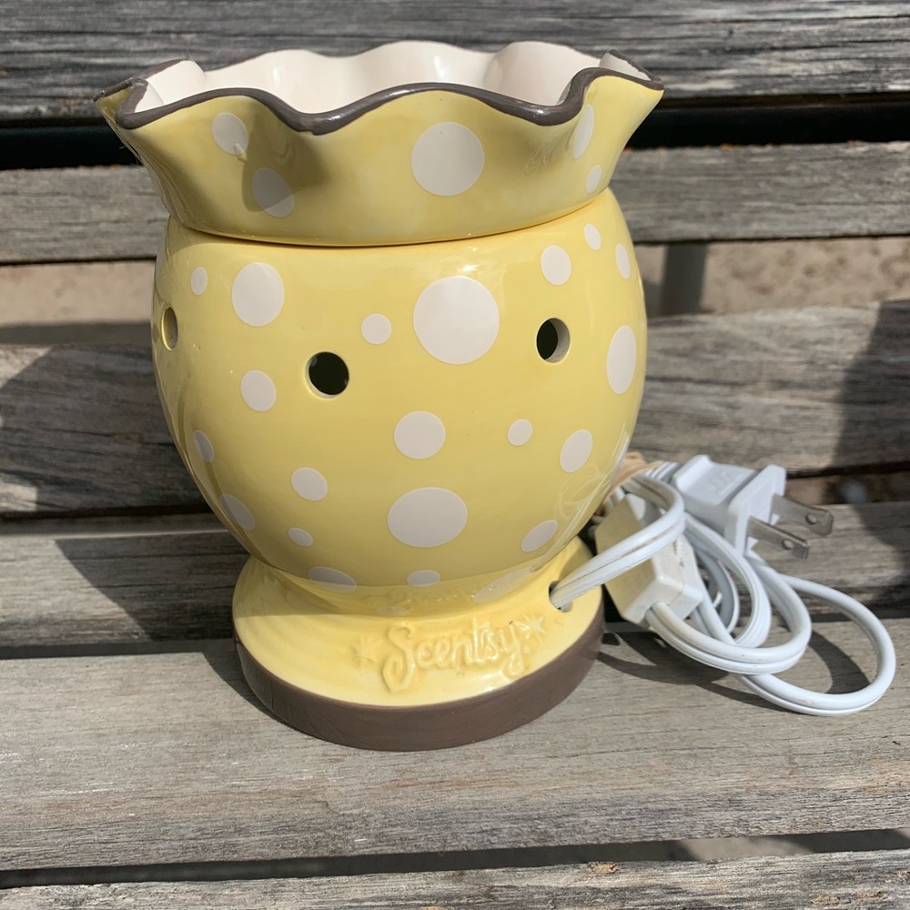 Sentsy yellow with white polka dots candle warmer